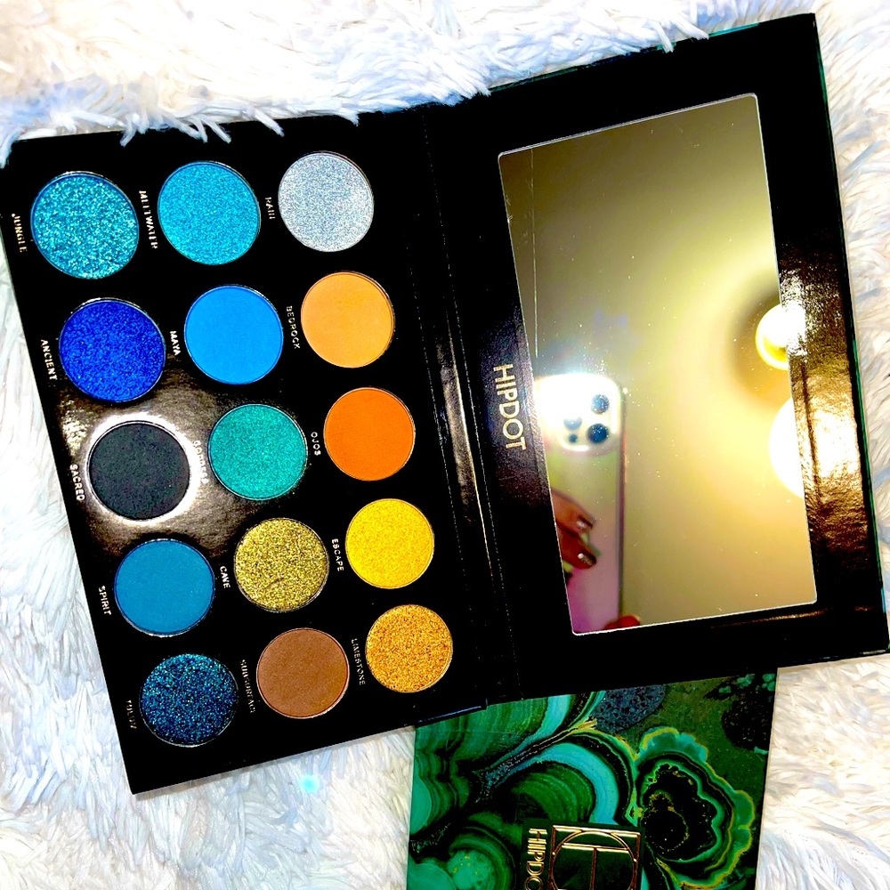 Hipdot eyeshadow palette in Cenote